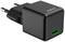 Czarny ładowarka USB z wtyczką europejską i zielonym gniazdem USB-C leży ukośnie na białym tle.