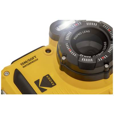Zbliżenie żółtej wodoodpornej kamery z napisem '15M/50FT WATERPROOF' i 'PYXPRO LENS', wykonane przy świetle lampy błyskowej.