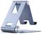 Srebrny metalowy uchwyt do tabletów lub smartfonów z regulowanym kątem nachylenia.