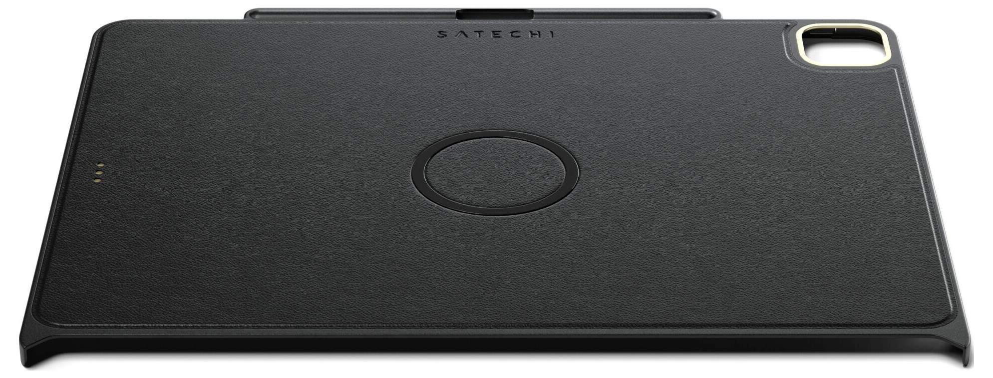 Czarny ładowarka Satechi do tabletów lub urządzeń mobilnych w kształcie prostokąta z centralnym, okrągłym obszarem ładowania i otworem na kamerę.