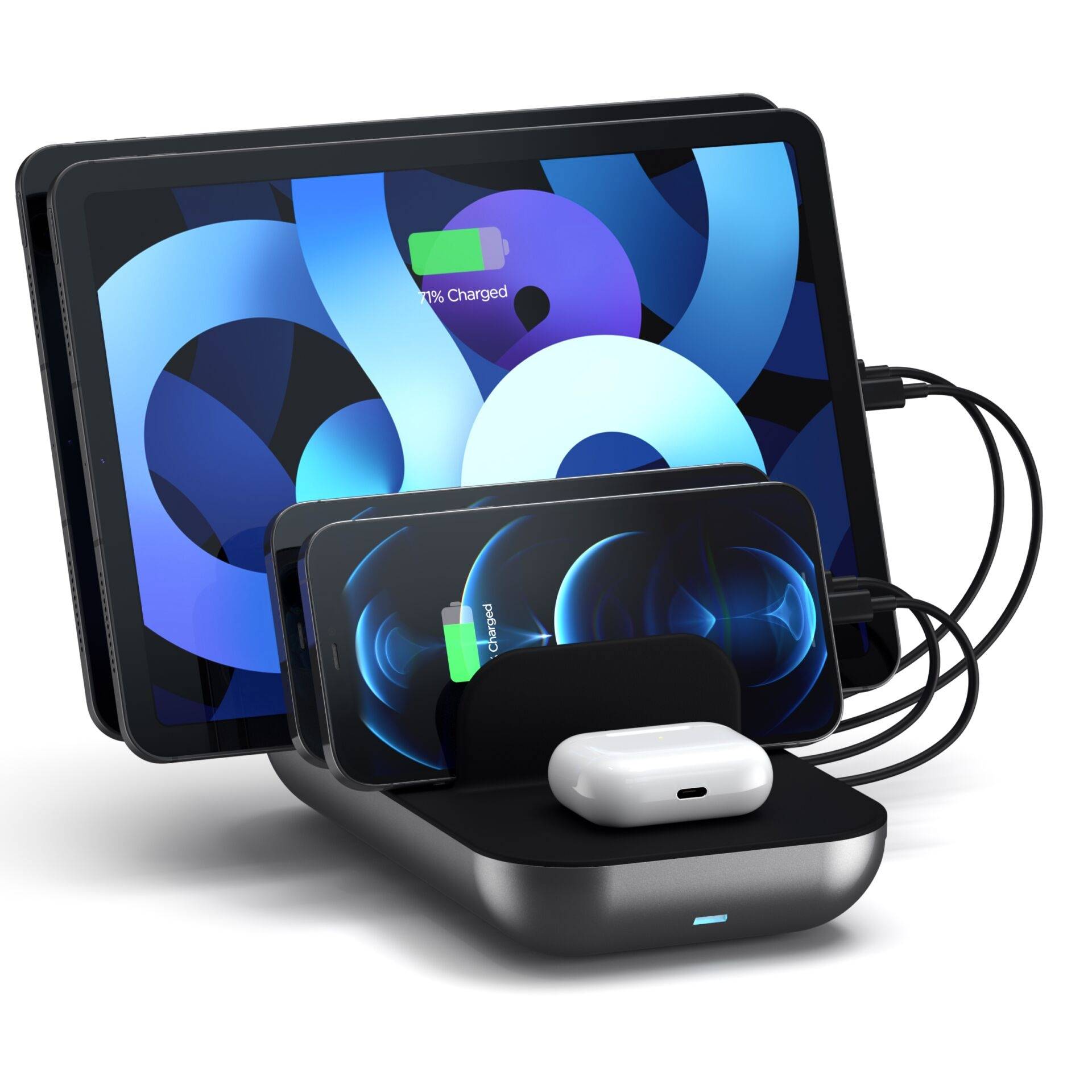 Ładowarka jednocześnie ładuje tablet, smartfona i parę bezprzewodowych słuchawek dousznych. Wszystkie urządzenia wyświetlają pełne stany naładowania baterii.