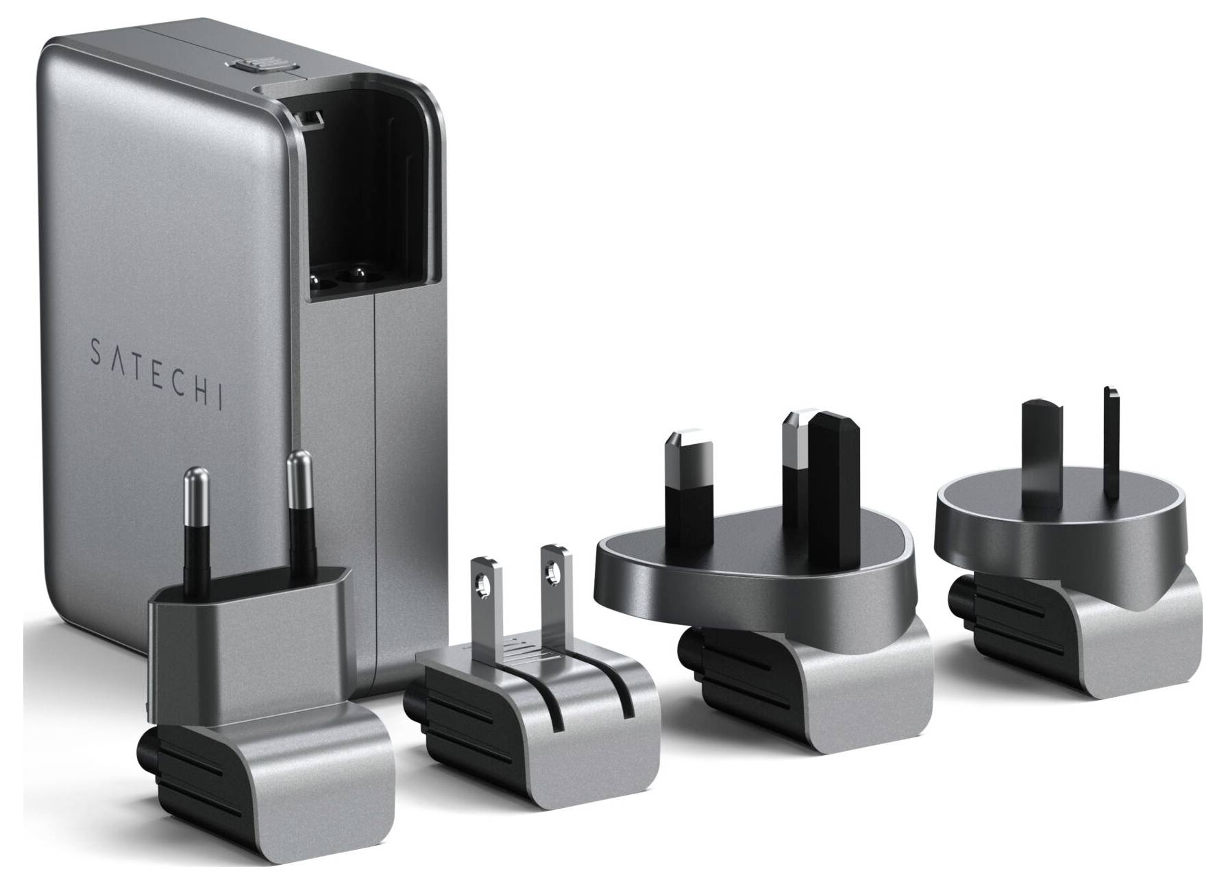 Srebrna ładowarka z czterema wymiennymi wtyczkami do różnych międzynarodowych typów gniazdek. Idealna do podróży.