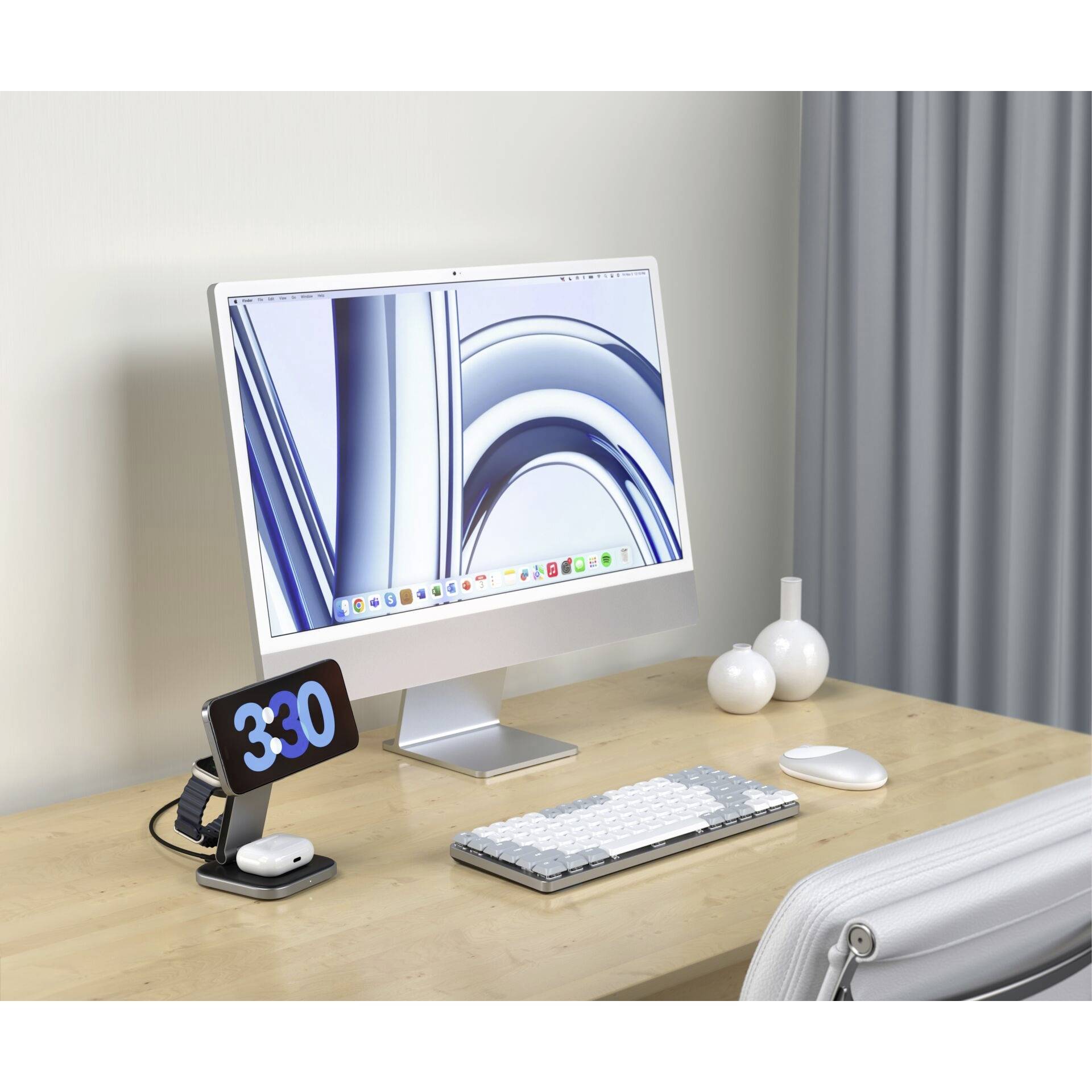 Nowoczesne biurko z ekranem komputera, klawiaturą, myszą i cyfrowym budzikiem wskazującym godzinę 3:30.