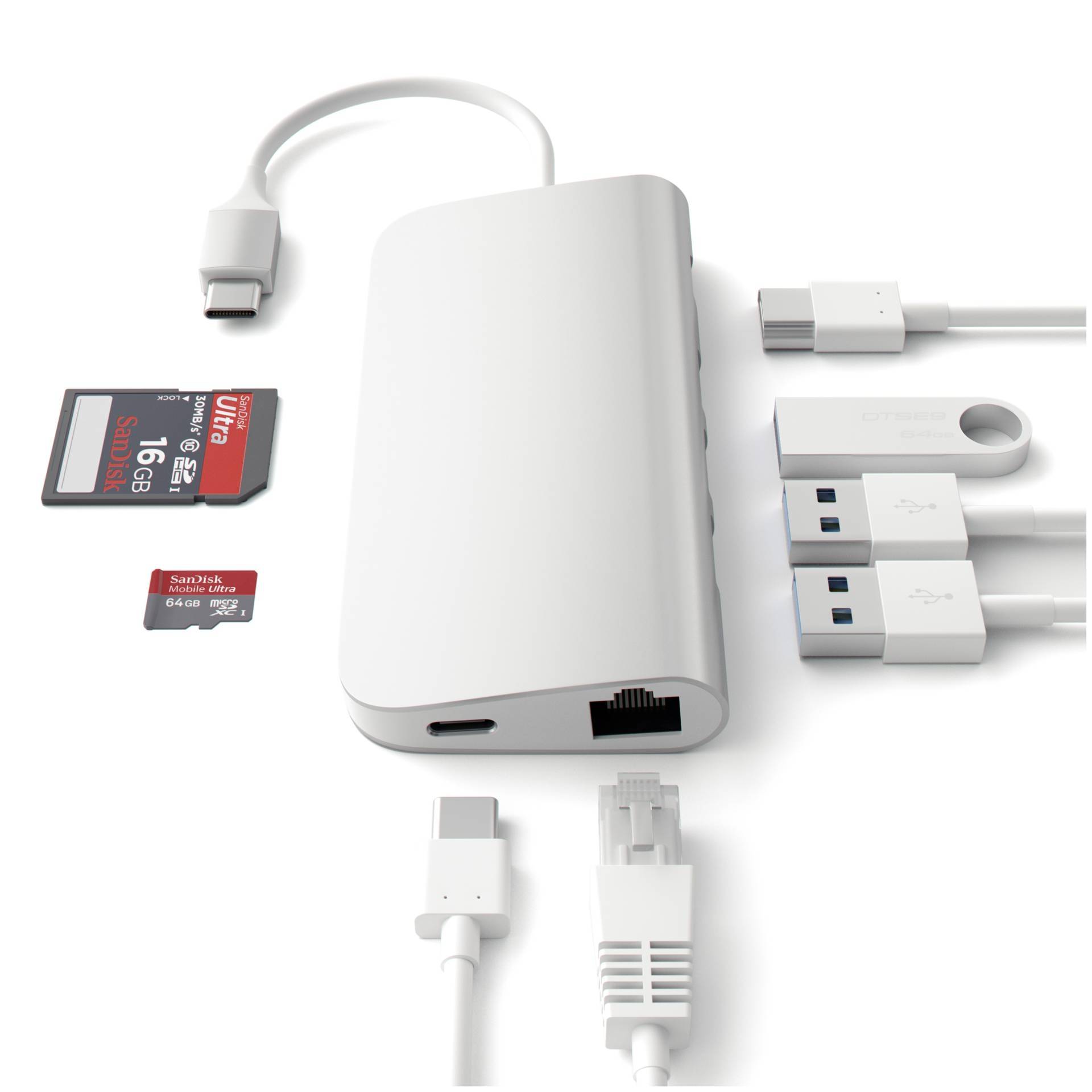 Koncentrator USB-C z wieloma portami, w tym Ethernet, USB i czytnikiem kart SD, obok różnych kabli i kart pamięci.