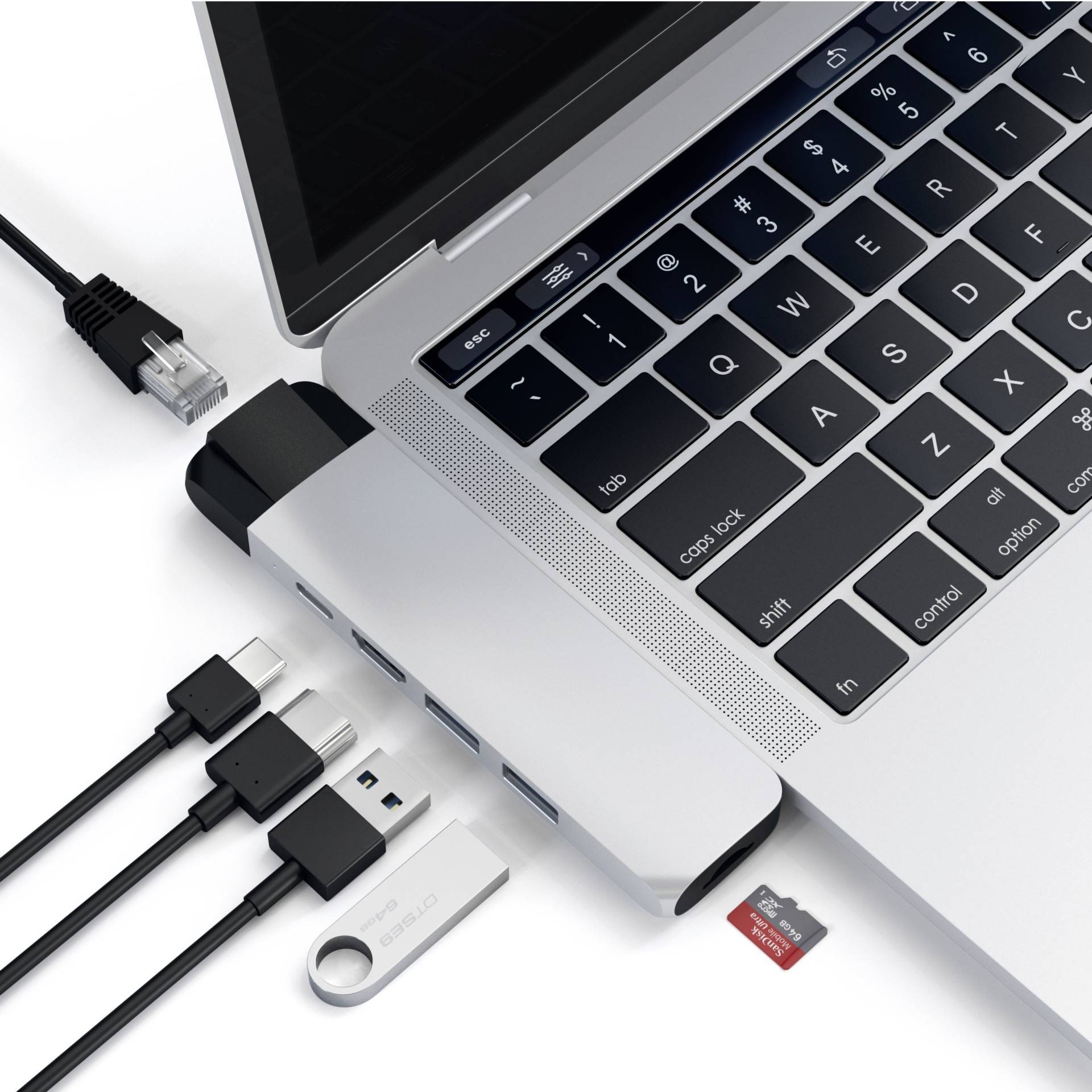 Laptop z rozszerzeniem za pomocą koncentratora USB-C. Podłączonych jest kilka kabli oraz czytnik kart SD, co prezentuje możliwości rozbudowy.