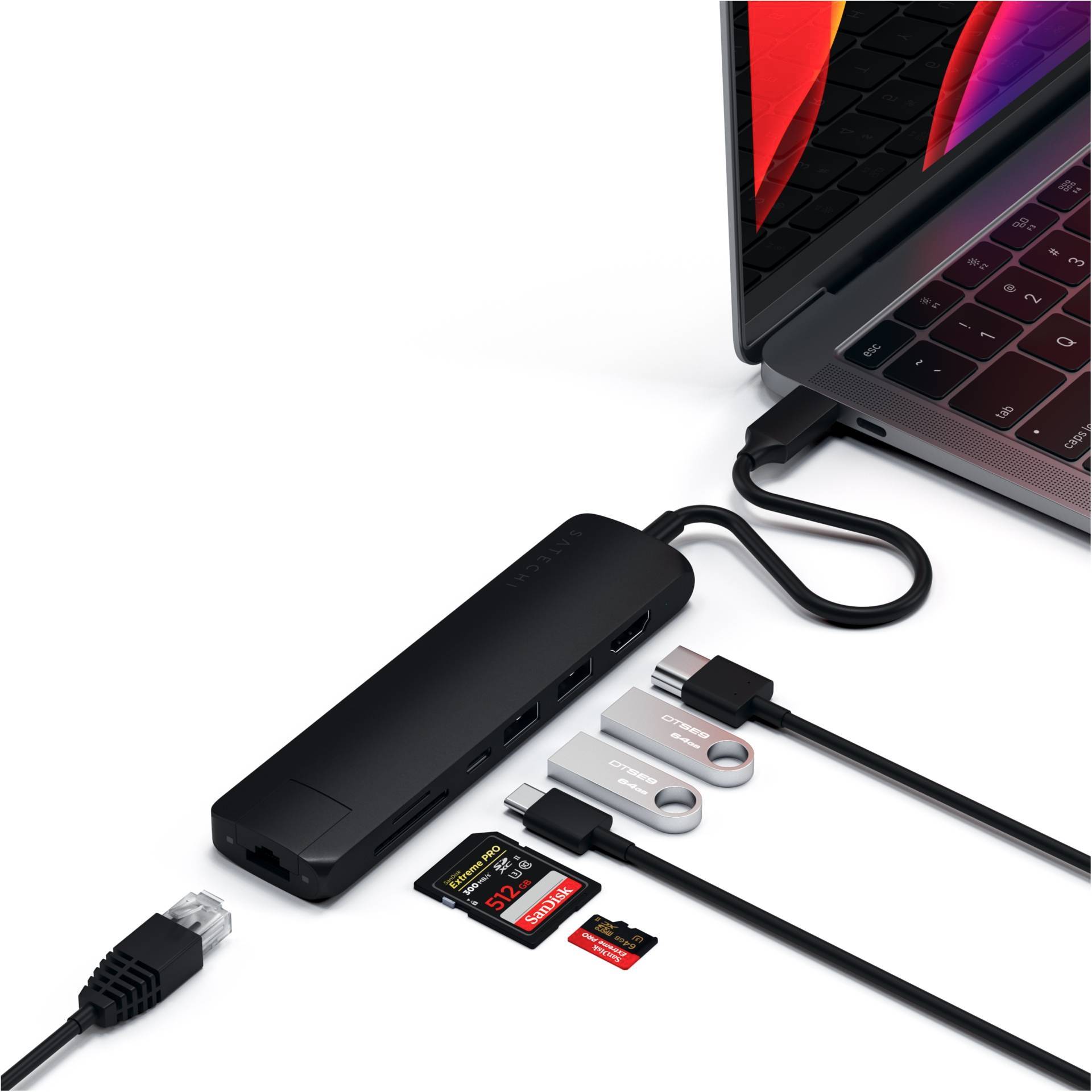 Laptop z wieloma portami wejścia i wyjścia, w tym Ethernet, HDMI, USB-C, USB-A oraz gniazda kart SD, podłączony do adaptera.