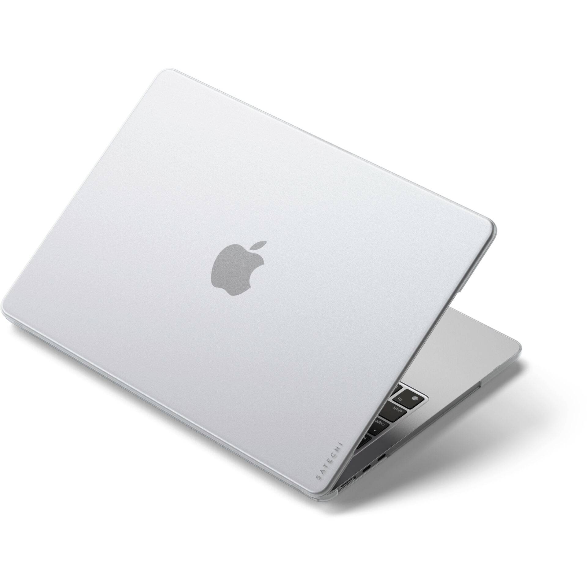 Srebrny laptop pod skosnym kątem z zamkniętą klapą. Na górnej części obudowy znajduje się logo Apple z charakterystycznym "ugryzeniem".