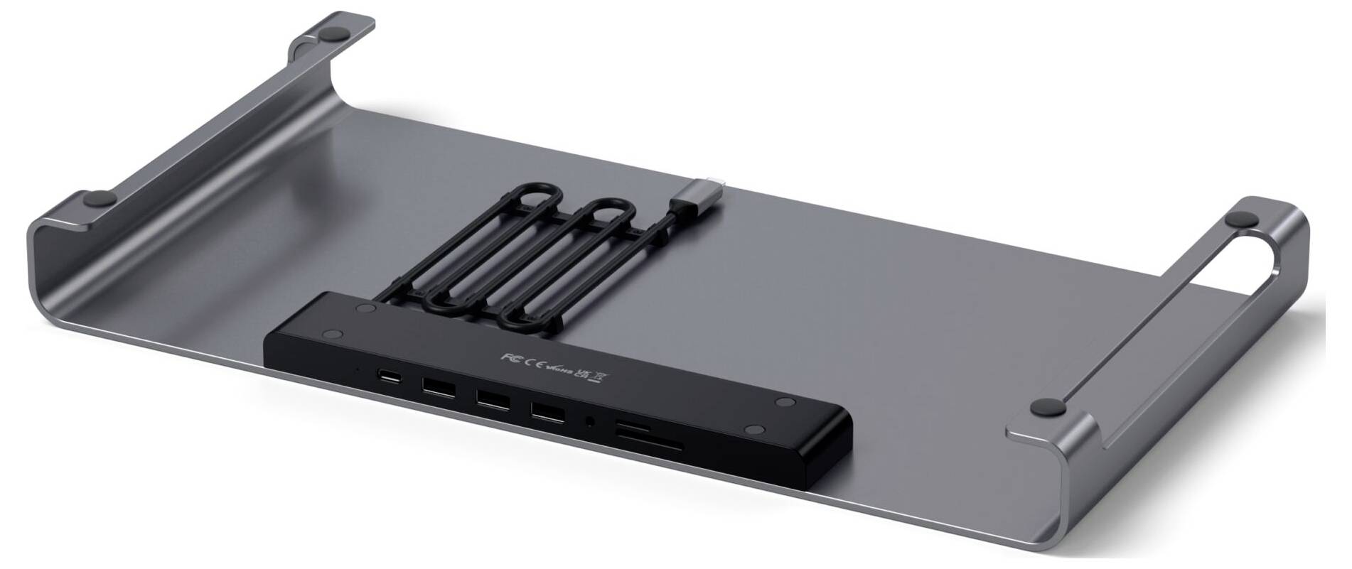 Srebrny stojak dokujący do laptopa z wbudowanym hubem. Hub posiada liczne porty i czytnik kart.