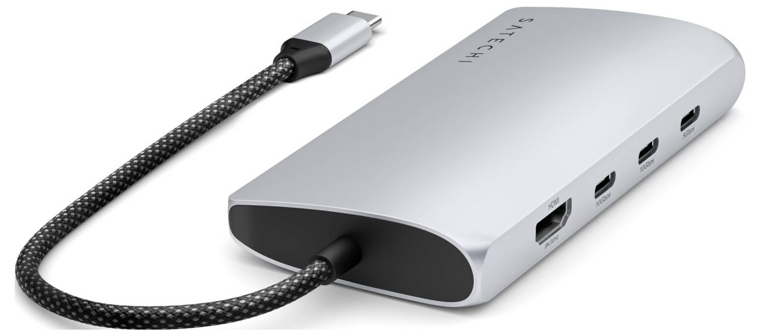 Srebrny hub USB-C z wieloma portami: HDMI, dwa porty USB-C i jeden port USB. Napis 'Satechi' na górnej powierzchni.