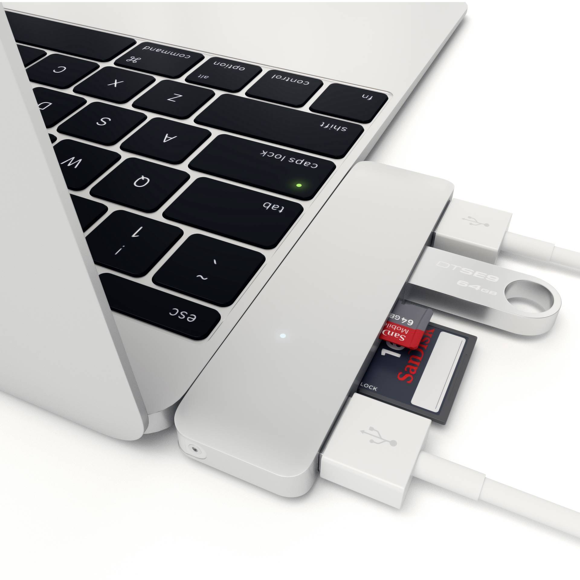 Laptop z podłączonym hubem USB. Hub zawiera kable USB i rozszerzenie czytnika kart SD. Po lewej stronie widoczna jest klawiatura laptopa.