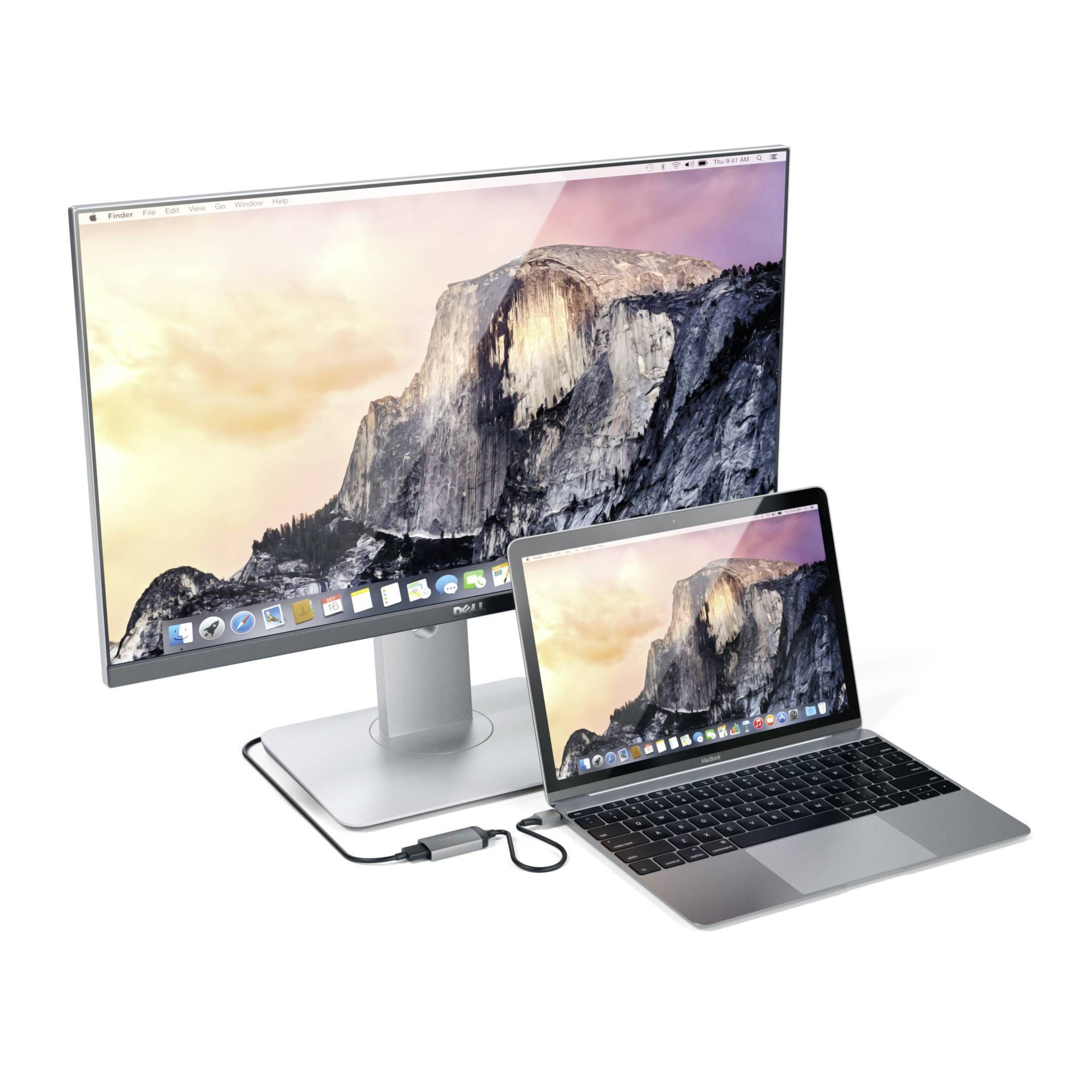 Laptop jest podłączony do większego monitora. Oba ekrany wyświetlają panoramę gór o wschodzie słońca.