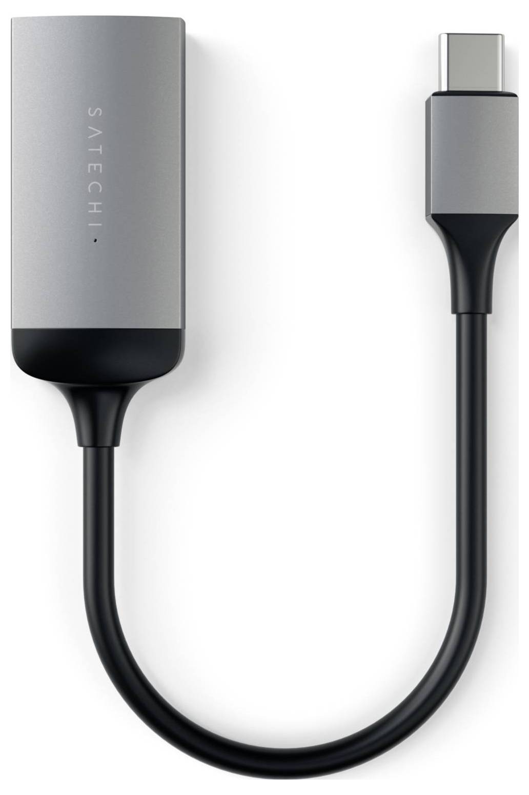 Adapter USB-C do Ethernet w kolorze srebrnym z czarnym przewodem. Na adapterze widnieje oznaczenie 'Satechi', przeznaczony do podłączenia do sieci.