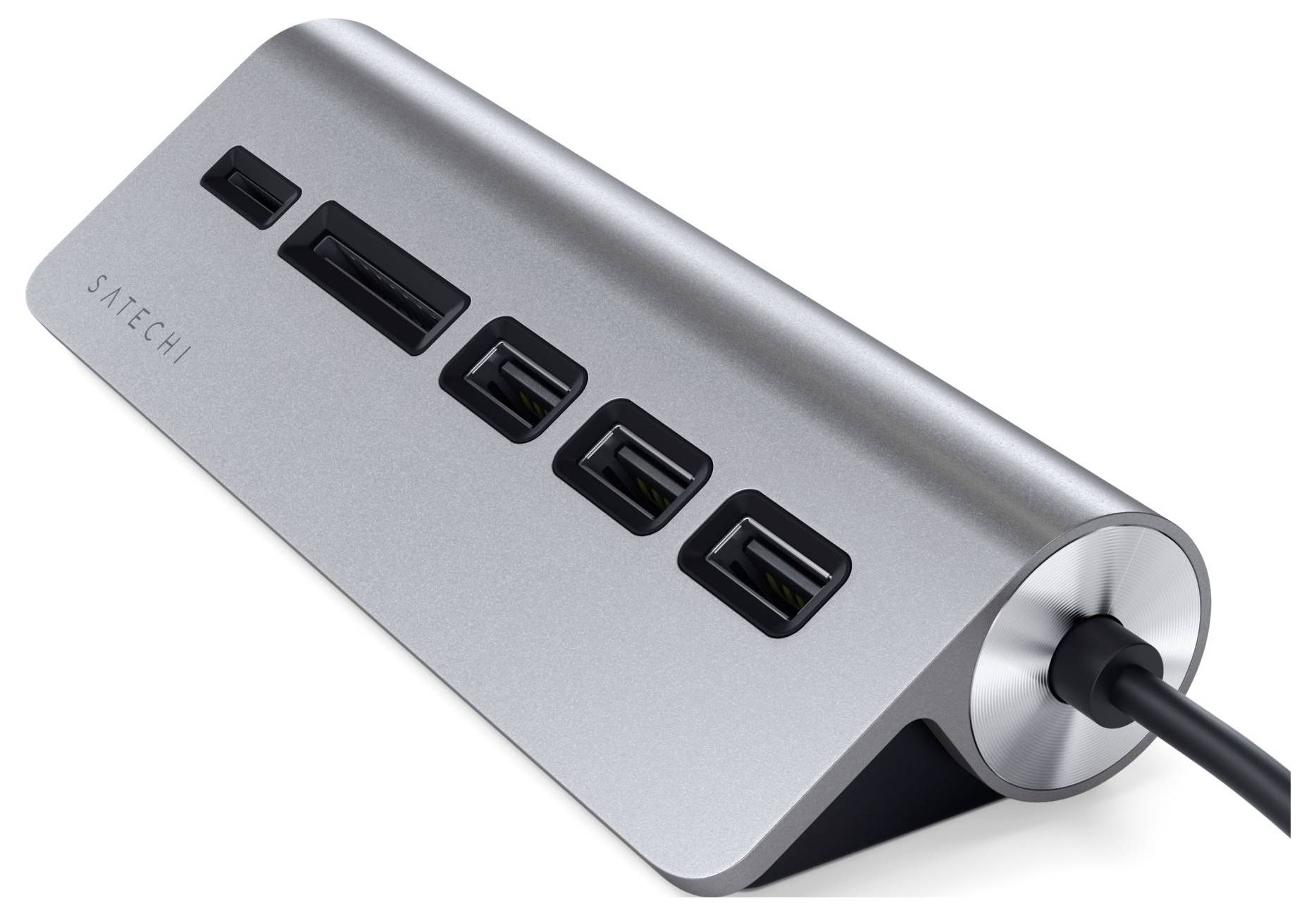 Srebrny hub USB firmy Satechi z trzema portami USB, dwoma slotem na karty SD i dołączonym przewodem.