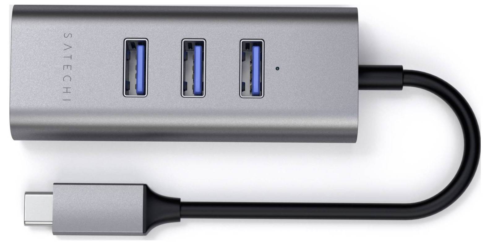 Metalowy hub USB-C z trzema niebieskimi portami USB 3.0, w układzie poziomym, z nazwą marki 'Satechi' na boku.