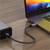 Laptop jest podłączony do zewnętrznego dysku twardego za pomocą plecionego kabla USB-C.