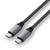 Pleciony kabel USB-C firmy 'Satechi' z dwoma identycznymi złączami. Odpowiedni do przesyłania danych i ładowania.