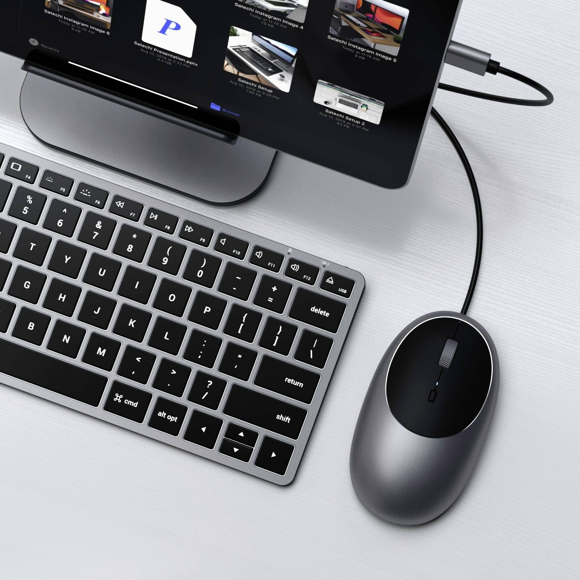 Mysz komputerowa i klawiatura są podłączone do monitora, który wyświetla Eksploratora plików z wieloma otwartymi folderami.