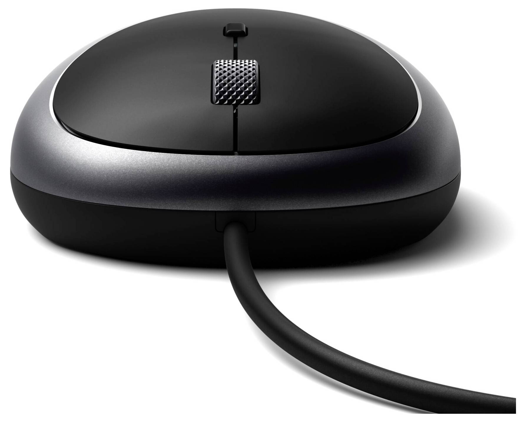 Czarna, przewodowa mysz komputerowa z centralnym kółkiem przewijania na białym tle.