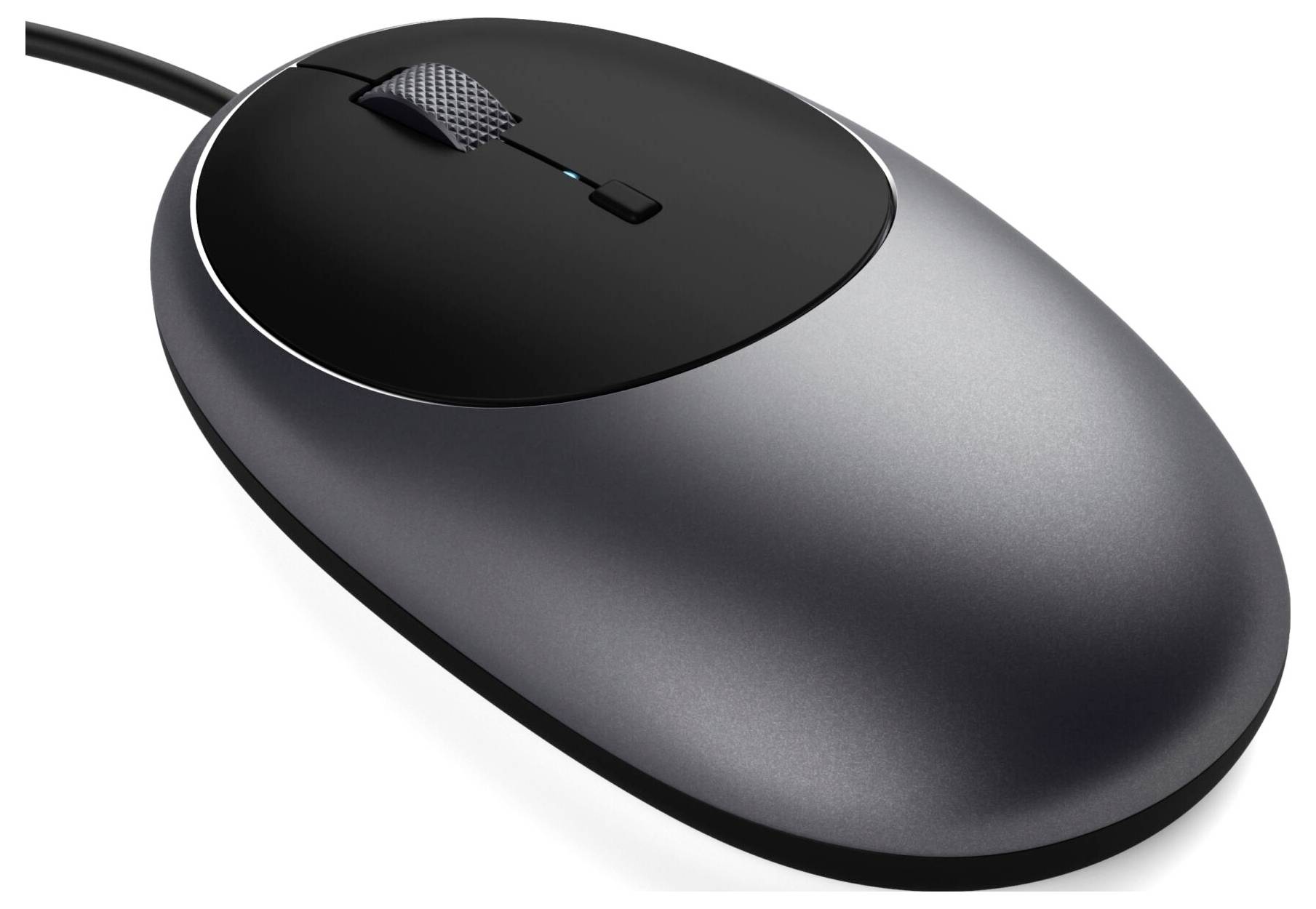 Srebrna mysz komputerowa z czarnym kółkiem przewijania i kablem, leżąca na białej powierzchni.