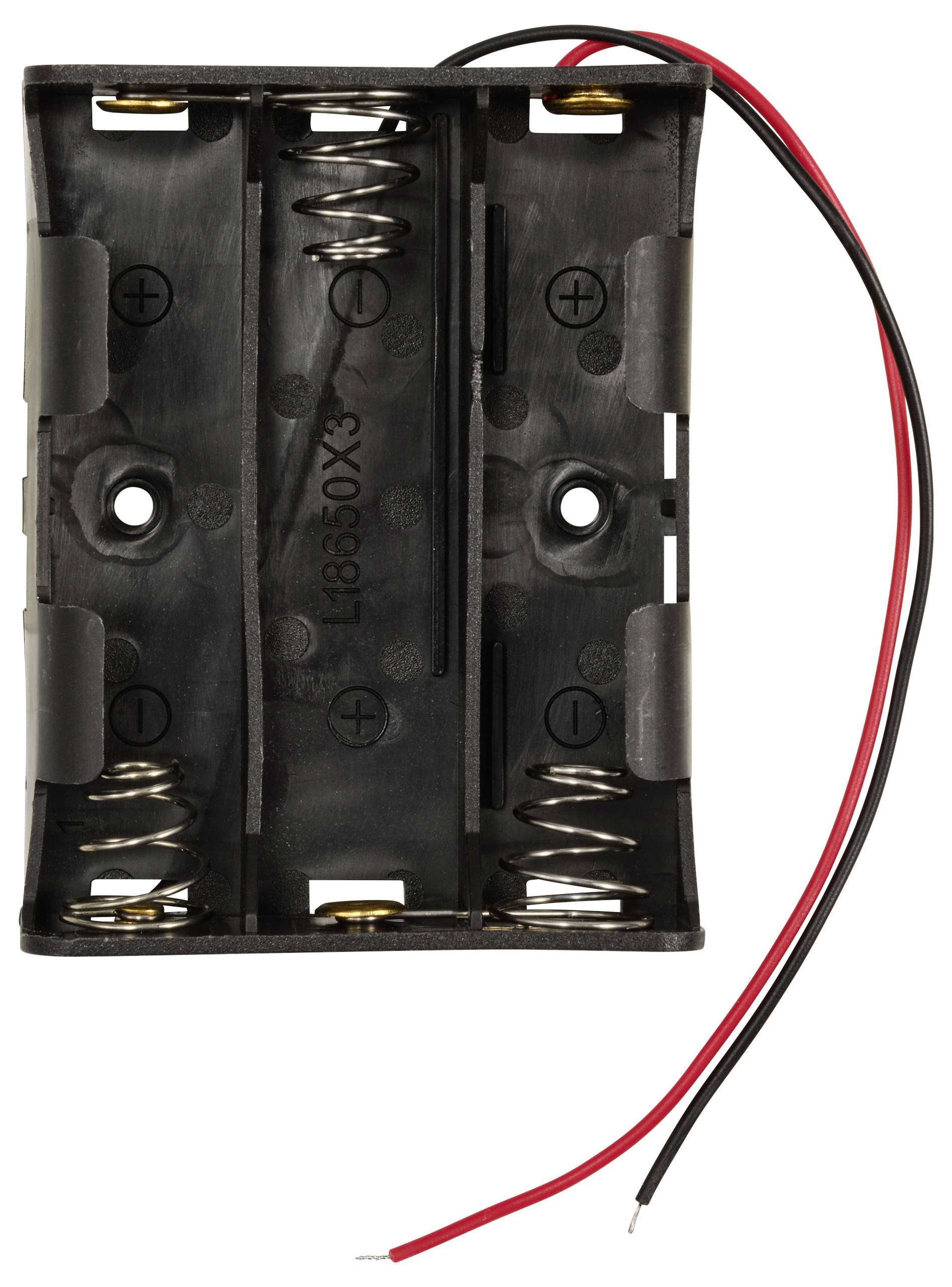 Czarna obudowa na cztery baterie AA z dwoma sprężynami i dwoma przewodami, czerwonym i czarnym, do podłączenia.