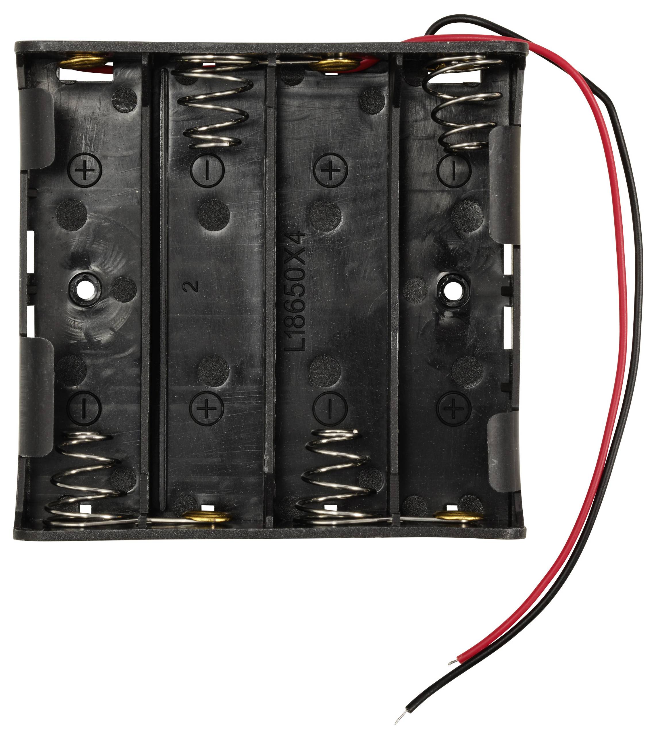 Pusty, czarny uchwyt na cztery baterie AA z dodatnimi i ujemnymi stykami, z których wystają dwa przewody.