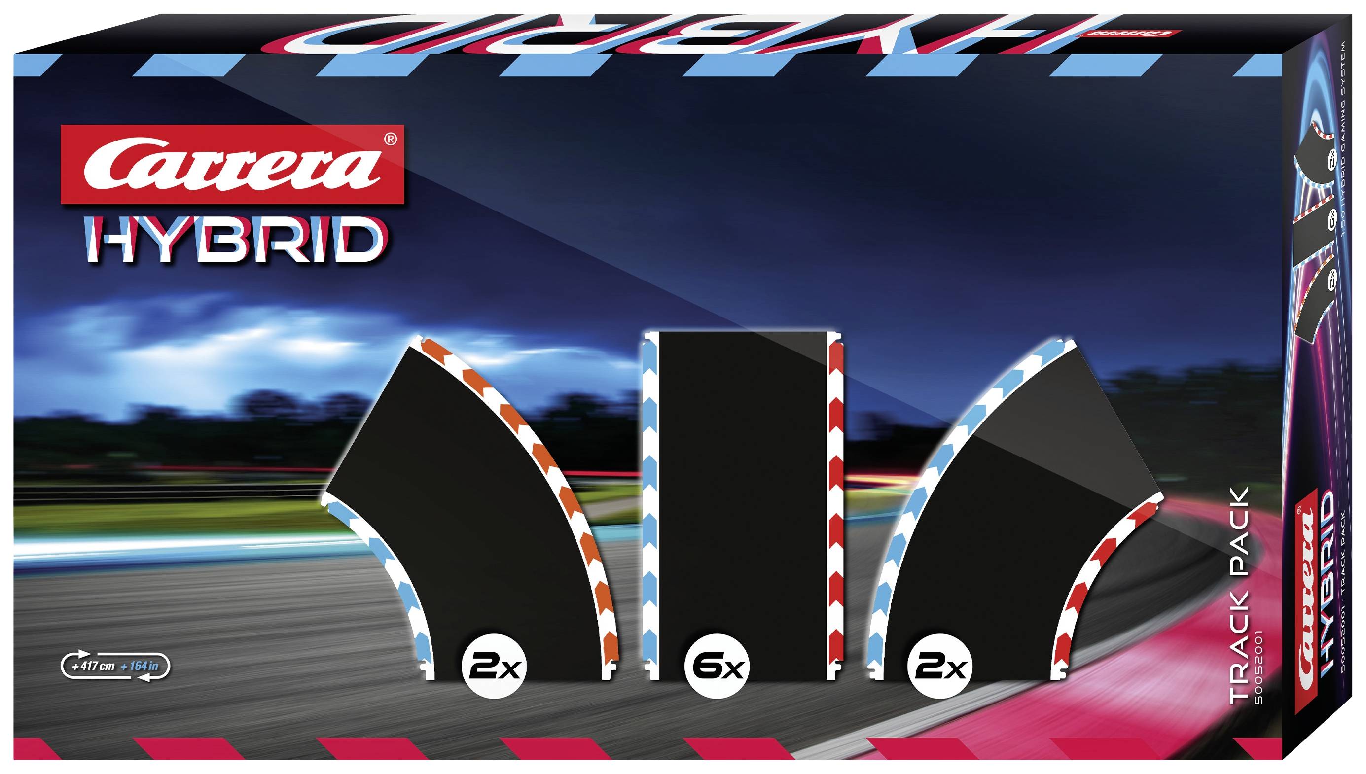 Opakowanie przedstawia Carrera Hybrid Track Pack z trzema elementami toru wyścigowego: dwiema zakrętami, prostym odcinkiem oraz dwoma dodatkowymi zakrętami.