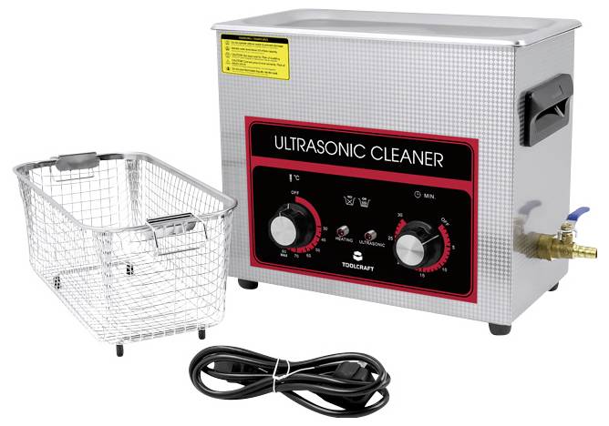 Myjka ultradźwiękowa z panelem sterowania, regulacją temperatury i czasu, obok kosz druciani i przewód zasilający.