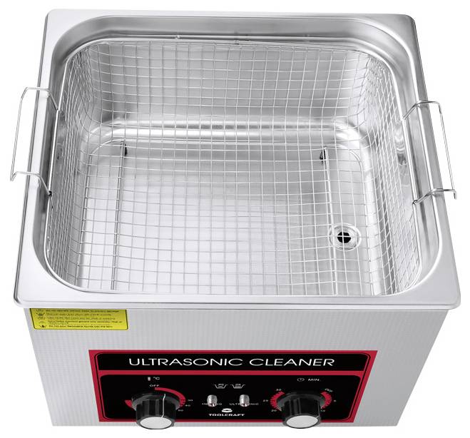 Kwadratowa myjka ultradźwiękowa ze stali nierdzewnej z koszyczkiem siatkowym i dwoma pokrętłami z przodu.