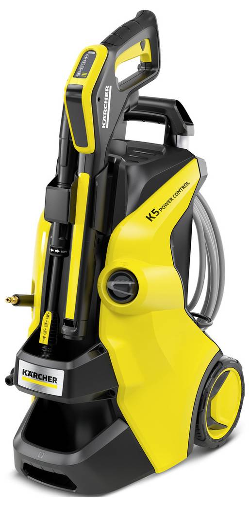 Żółta myjka wysokociśnieniowa marki Kärcher, model K5 Power Control, z włożoną lancą natryskową i czystym przewodem wodnym.