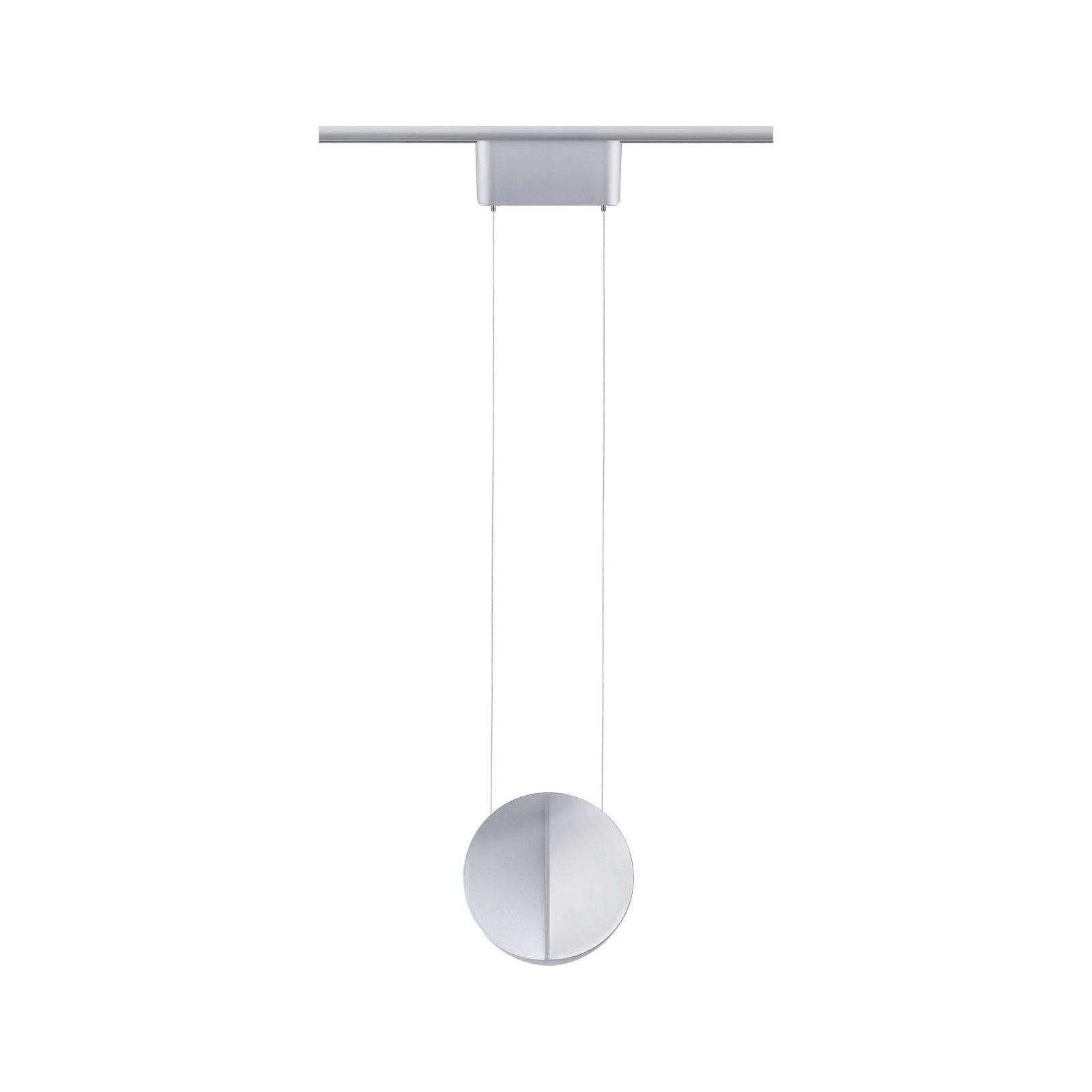 Srebrna, wisząca lampa ścienna z okrągłą, pionową głowicą lampy oraz dwoma delikatnymi kablami zawieszenia, przymocowana do obramowania sufitu.