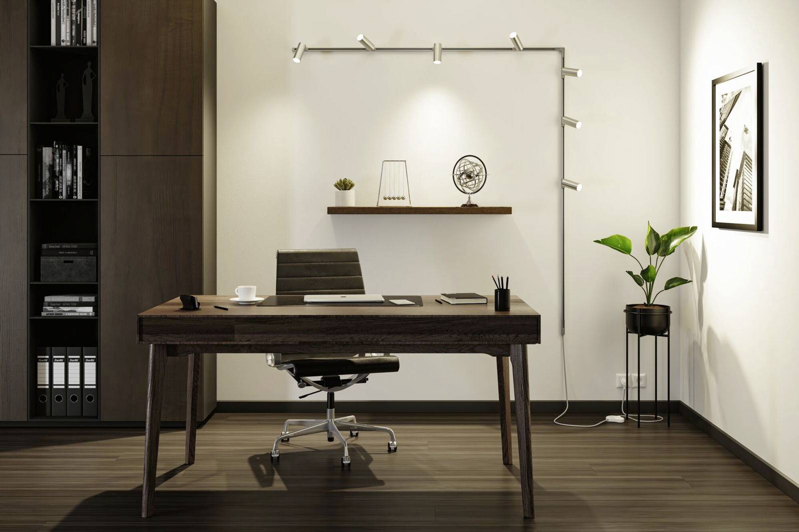 Nowoczesne biuro z biurkiem, krzesłem, laptopem, roślinami i lampą. Regał z dekoracjami na ścianie, biblioteczka po prawej stronie.