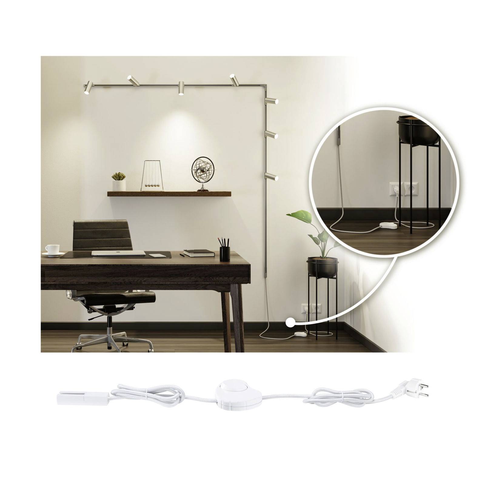 Pokój biurowy z białą ścianą, biurkiem i krzesłem. Na ścianie zamocowana jest lampa ścienna z wieloma źródłami światła. Zbliżenie pokazuje listwę zasilającą.