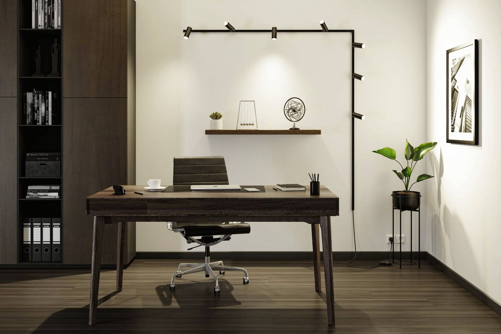 Minimalistyczne domowe biuro z nowoczesnym drewnianym biurkiem, ergonomicznym krzesłem, regałem z dekoracjami i rośliną w rogu.