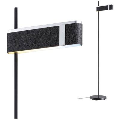 Lampa stojąca o smukłej, nowoczesnej sylwetce, z czarnym, filcowym abażurem i srebrnymi akcentami, umieszczona na okrągłej podstawie z włącznikiem nożnym.