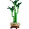 Budowla z LEGO przedstawiająca zielonego bambusa w okrągłej doniczce. Bambus posiada kilka pni i liści.