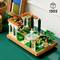 Model Lego ogrodu z fontanną, kolumnami i roślinami. W górnym prawym rogu numer: '1302'. W tle ramki do zdjęć.