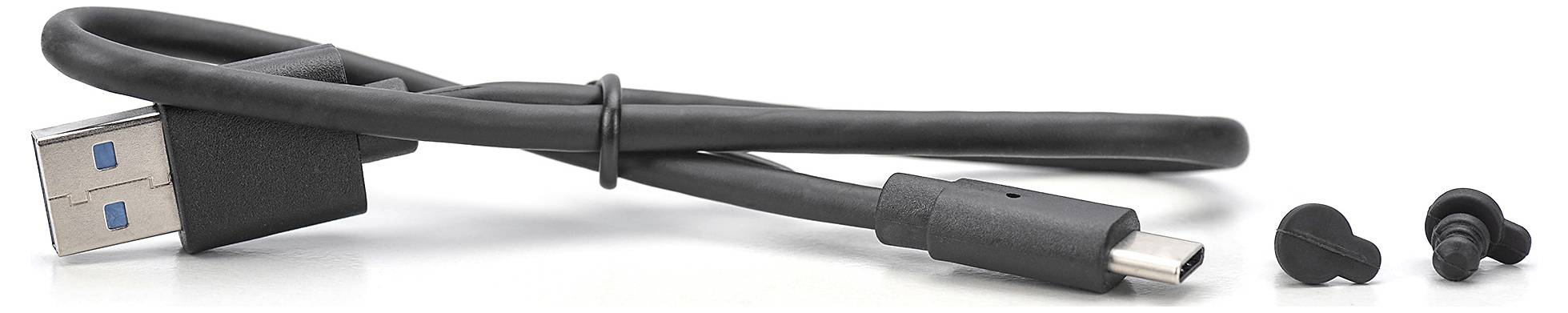 Czarny kabel USB z wtyczką USB po jednej stronie i wtyczką USB-C po drugiej, obok niego dwie czarne gumowe osłonki.