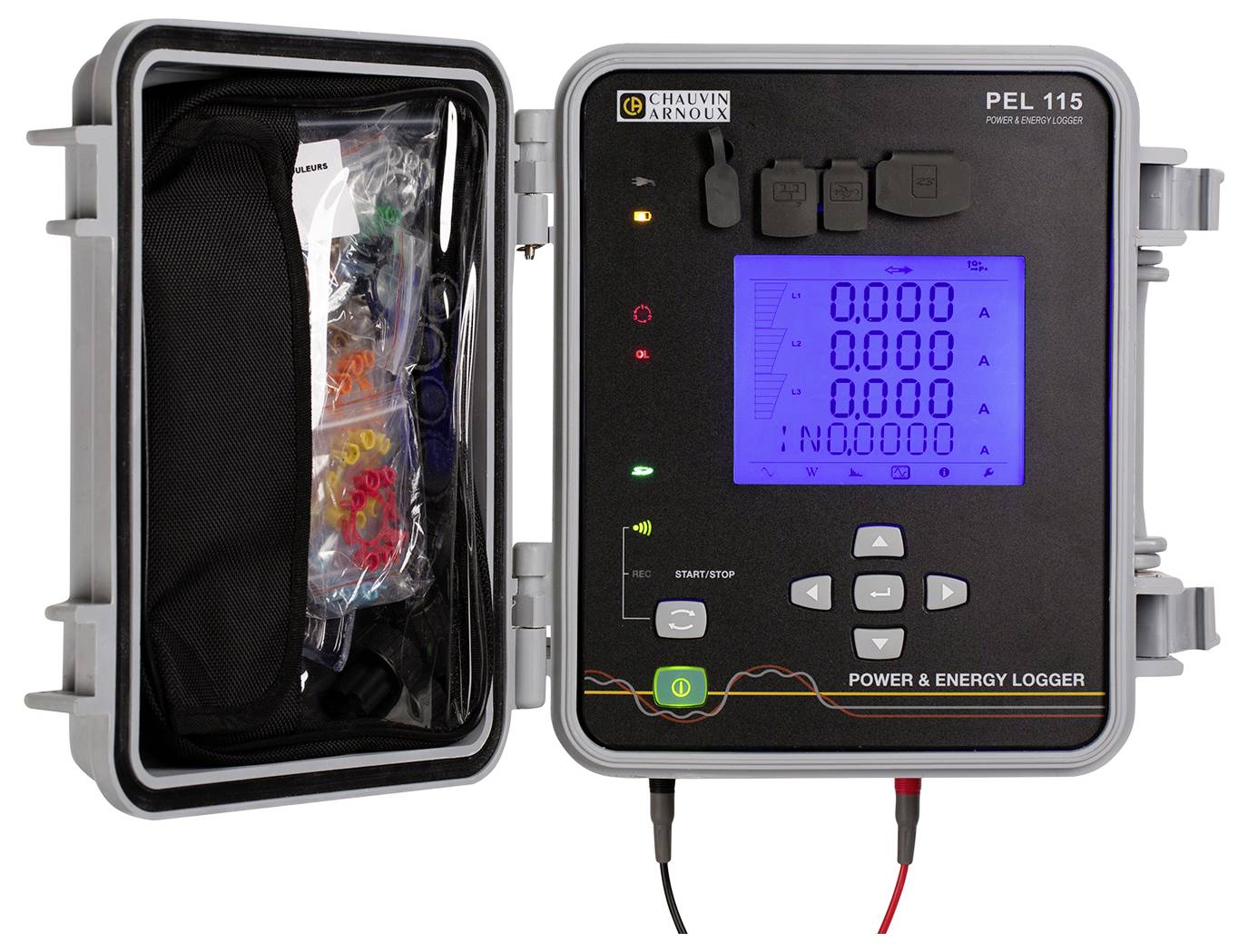 Otwarty rejestrator danych prądu i energii z niebiesko podświetlanym wyświetlaczem pokazuje wartości liczbowe. Po lewej stronie widoczna jest komora z akcesoriami.