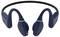 Niebieskie, bezprzewodowe słuchawki nauszne z pałąkiem na kark, idealne do aktywności sportowych. Lekka i ergonomiczna konstruacja.