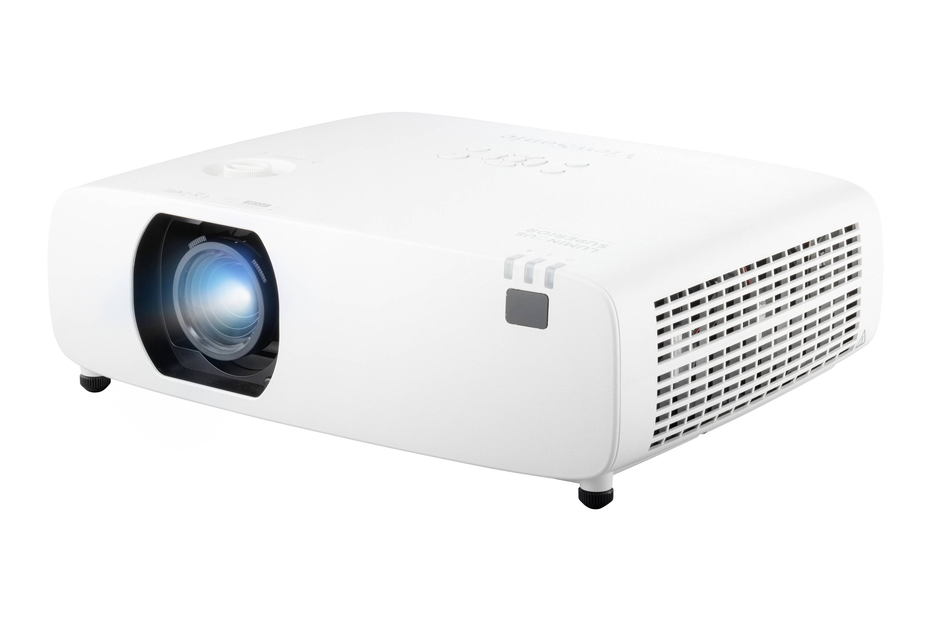 Biały projektor z świecącą soczewką stoi na stole i nadaje się do prezentacji lub projekcji filmowych.