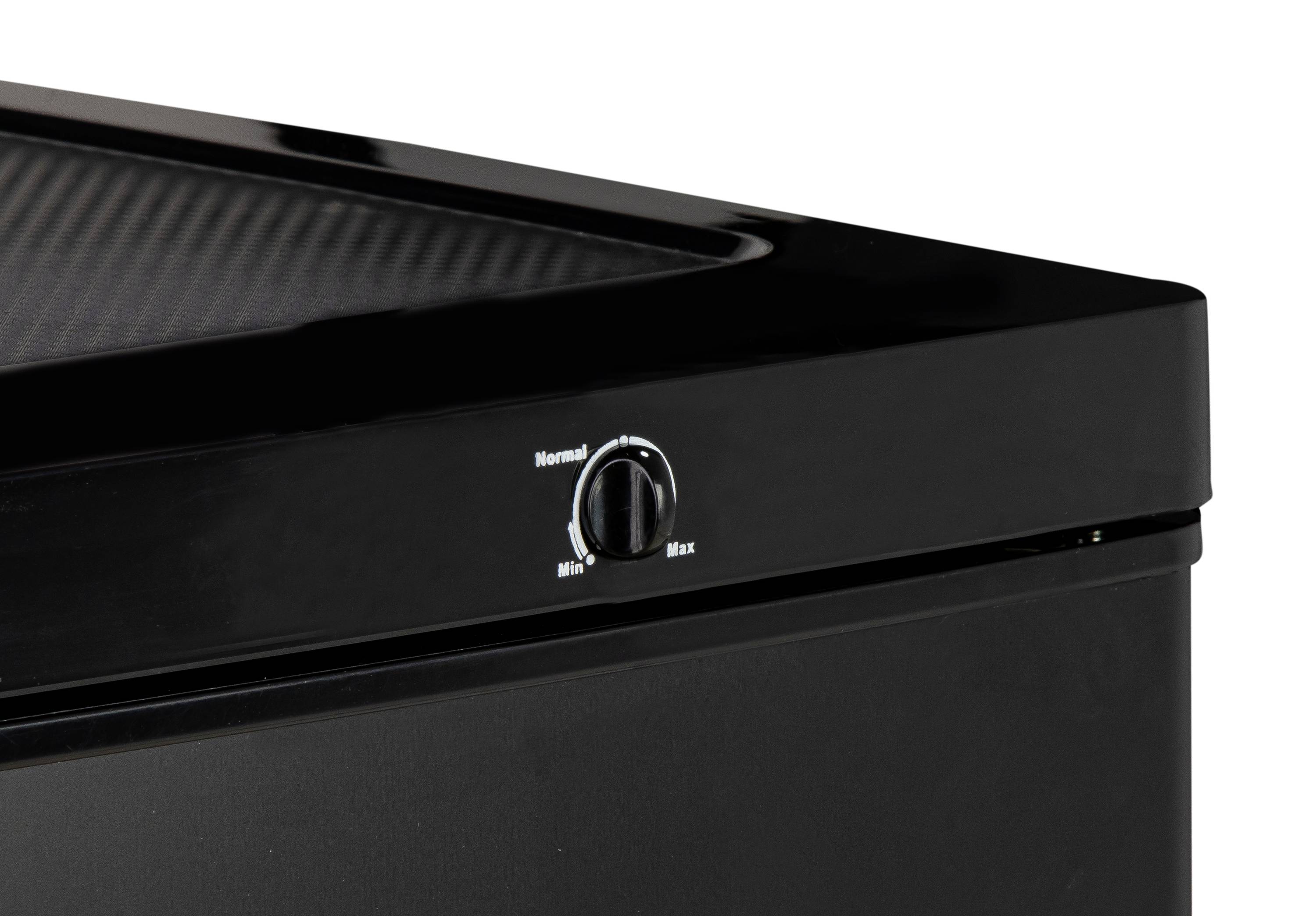 Czarny zamrażalnik z pokrętłem regulacji temperatury, umieszczonym między 'Min' a 'Max' na górnym brzegu.