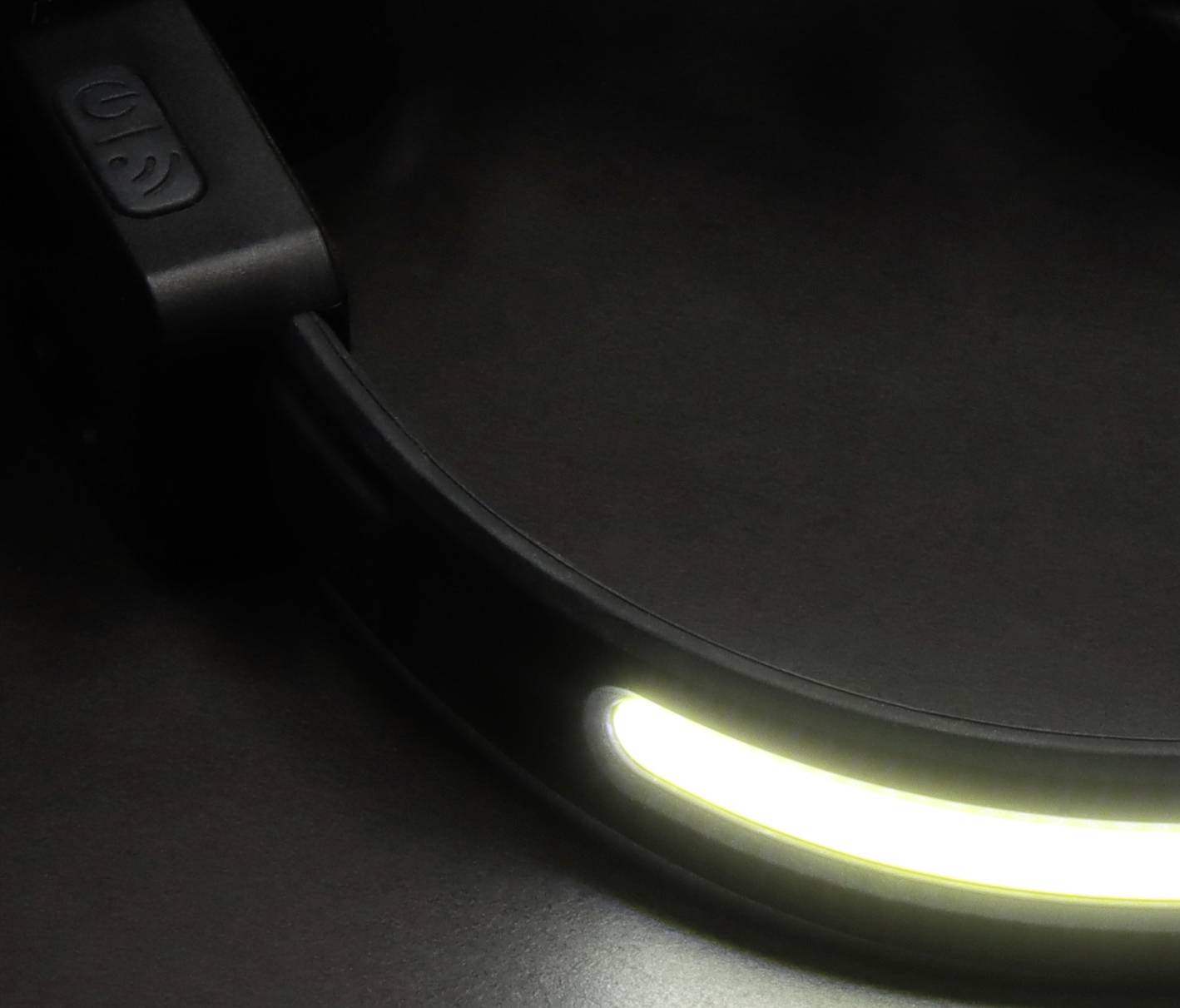 Czarne słuchawki z cienkim, świecącym paskiem LED wzdłuż pałąka prezentują nowoczesny, rzucający się w oczy design.