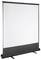 Zwinięty, przenośny ekran projekcyjny na statywie, gotowy do użycia podczas prezentacji lub projekcji filmowych.