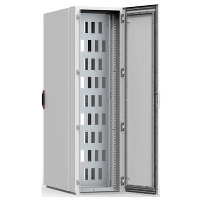 Szara, otwarta szafa sterownicza z widoczną metalową ramą i otworami wentylacyjnymi. Odpowiednia do instalacji elektrycznych lub serwerów.