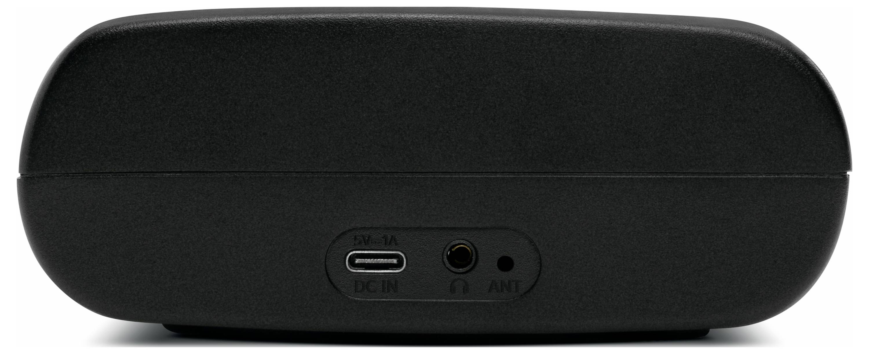 Czarny głośnik z gniazdami: po lewej stronie USB-C, po prawej stronie gniazdo audio 3,5 mm.