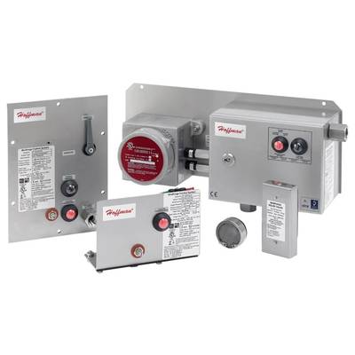 Urządzenia przemysłowe z przełącznikami kontrolnymi i instrukcjami obsługi na srebrnych płytach metalowych. Urządzenia do systemów bezpieczeństwa lub sterowania.