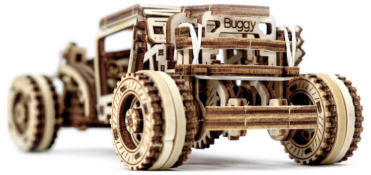 Drewniany model buggy z widocznymi kołami zębatymi i złożonymi detalami. Słowo 'Buggy' jest wypisane na przedniej części modelu.