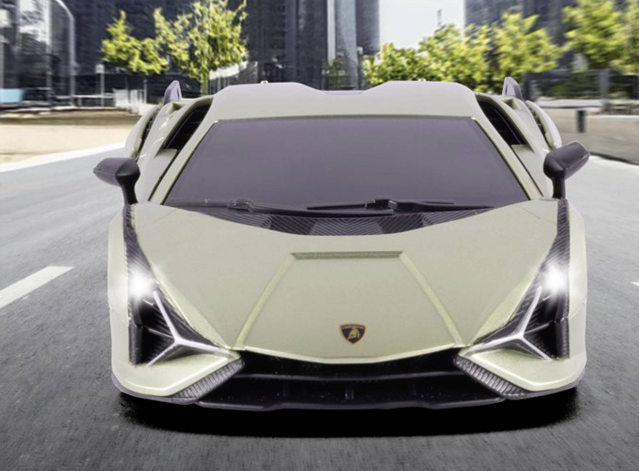 Jasnozielony samochód sportowy jedzie ulicą miejską. W tle widać drzewa i nowoczesne budynki.