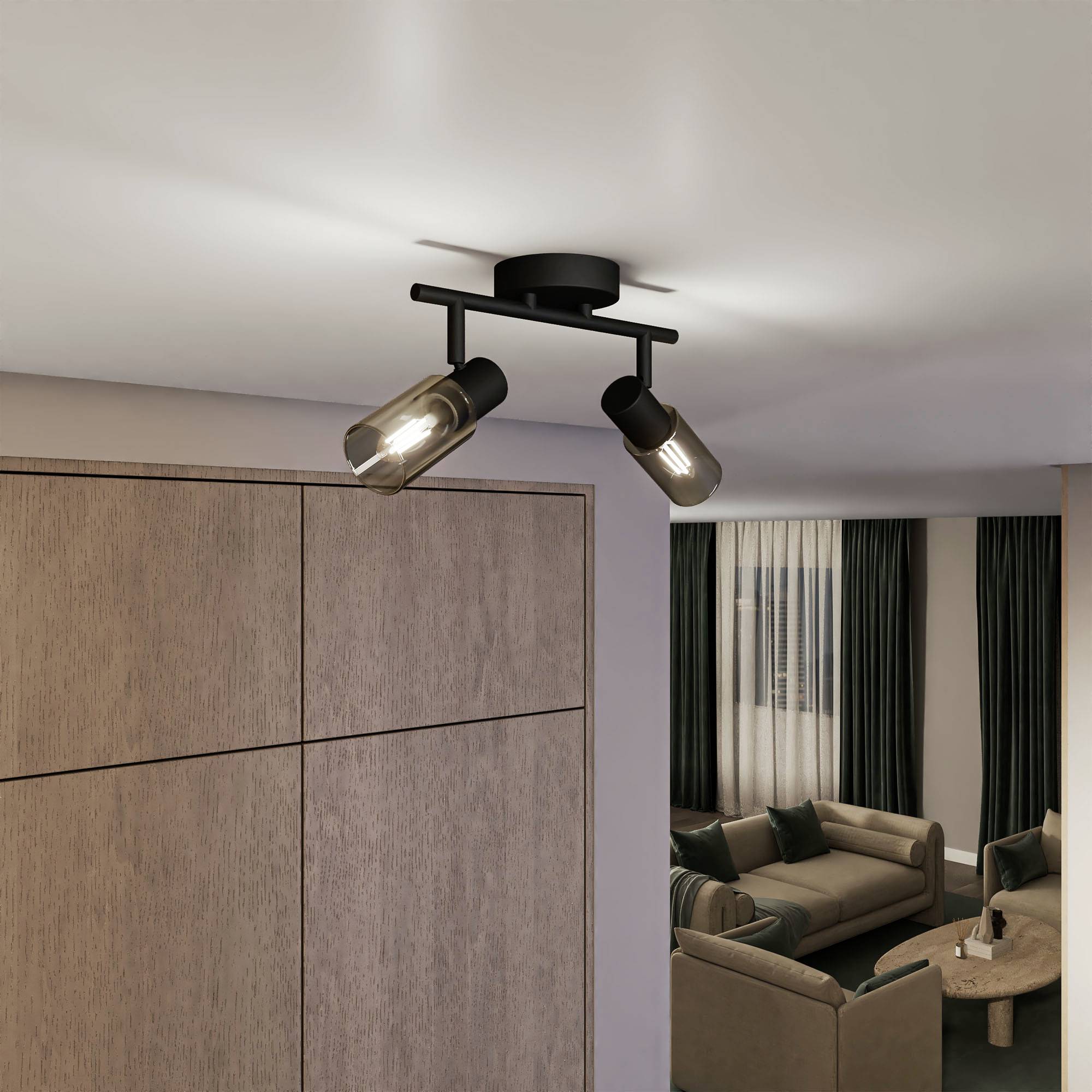 Przytulny salon z nowoczesną lampą sufitową, meblami drewnianymi i sofami przed panoramicznymi oknami z zasłonami.