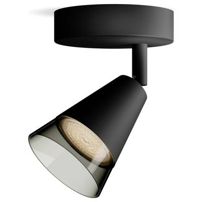 Czarna lampa sufitowa z kanciastym, lekko pochylonym ku dołowi kloszem; nowoczesny i minimalistyczny design.